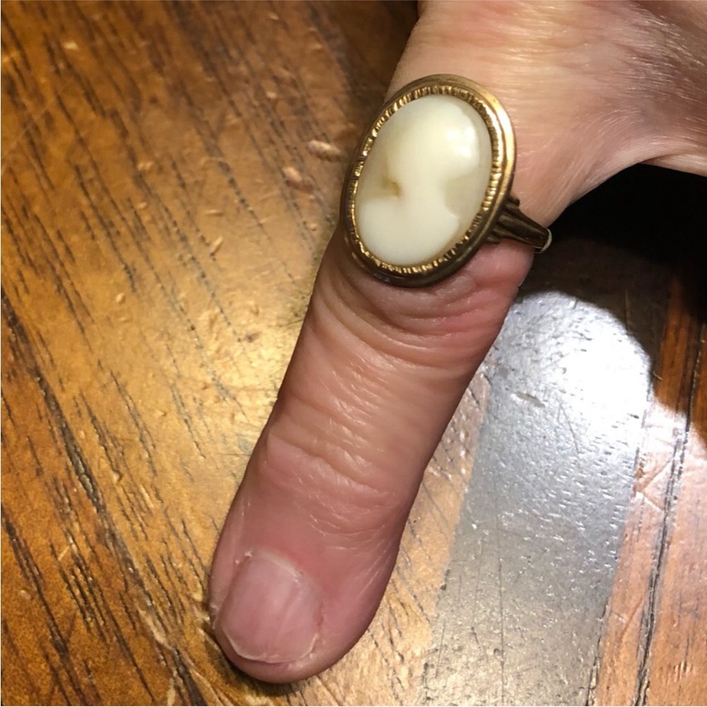 Elegant Gold and Cream Cameo Ring